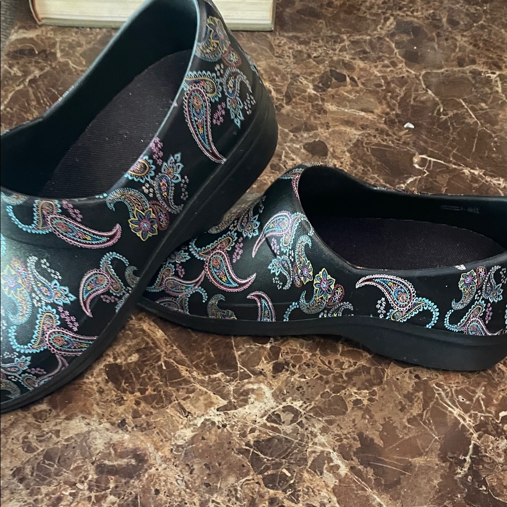 CROCS clogs womens size 10 Paisley Slippers - Black with Multicolor - Picture 5 of 8